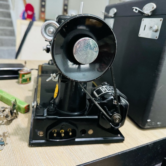 Antique Singer featherweight 221 sewing machine 1947 - Picture 16 of 16